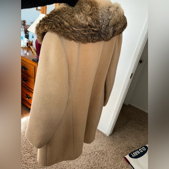 Gently used like new woman’s coat - Picture 5 of 6